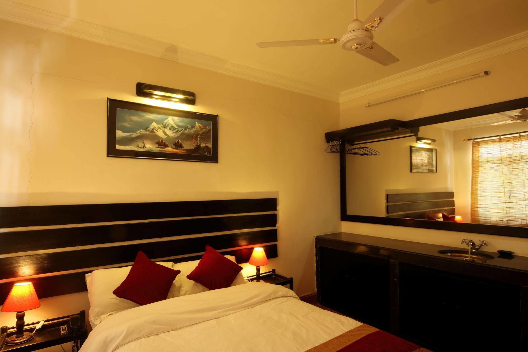 Hotel Thorong Peak Kathmandu Buitenkant foto